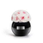 Black glossy vase labeled "MINGON HOMEY" containing bouquet of white roses with pink accents on white background