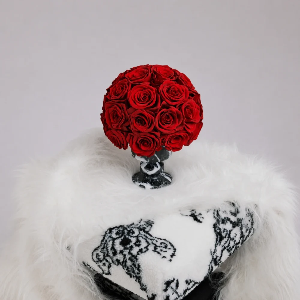Red roses jade marble vase_04.webp